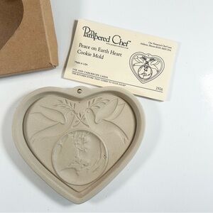 The Pampered Chef Peace on Earth Heart Cookie Mold 2926
